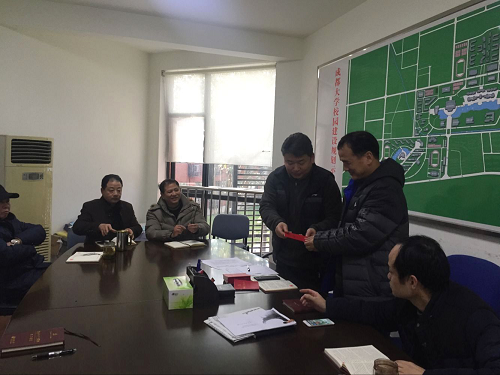 基建党支部送党章、学党章活动.png
